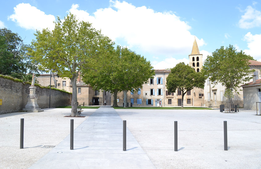 Création d'un parvis et d'un jardin public sur site archéologique. Dessin du mobilier.
L'abbaye de Saint-Papoul est classée au titre des monuments historiques.