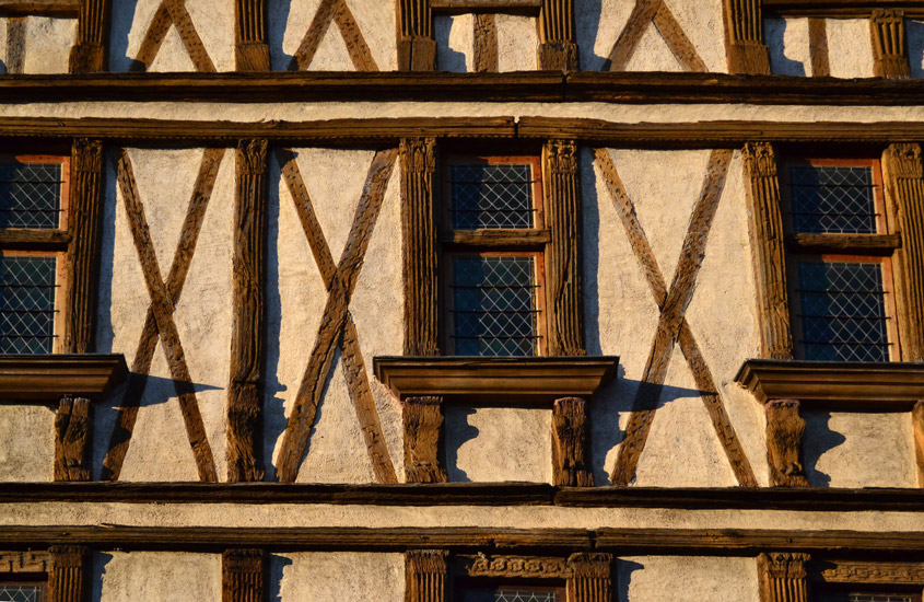 Maison du XVI° siècle classée au titre des monuments historiques, la maison de Montmorency témoigne d'une architecture à pans de bois dont il ne reste que de rares exemples à Carcassonne. Restitution des menuiseries d'origine et de l'escalier à vis, réalisation des aménagements intérieurs. 