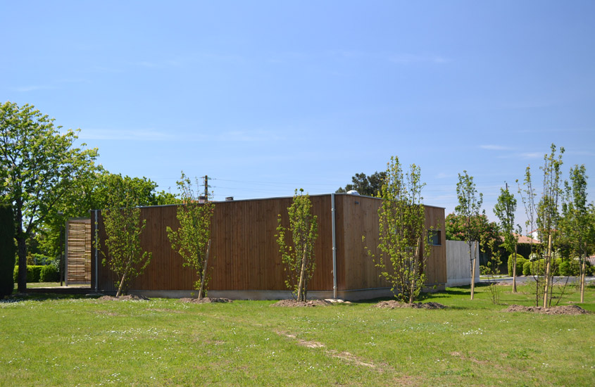 Ralisation d'une construction  ossature bois prfabrique en atelier. Btiment rpondant  la RT 2012. Cration de filtre solaire en ganivelles de chtaignier.