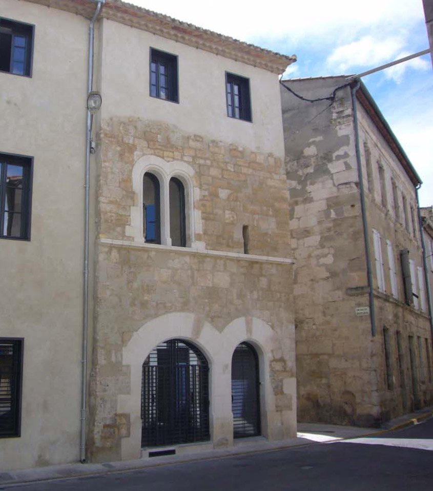 L'immeuble de logement situ au coeur du secteur sauvegard de Narbonne propose la cration de trois logements subventionns. Maintien et restauration des lments architecturaux remarquables avec restitution d'une baie gmine et d'arcatures mdivales