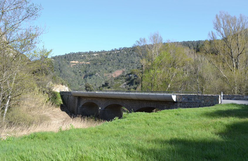 Modification des plateformes de ponts pour élargissement de la route entre Carcassonne et Lagrasse, dans le site naturel classé des gorges de l'Alzou, réalisation d'ouvrages en béton coffré préfabriqués avec maintien du tablier en pierre de taille.