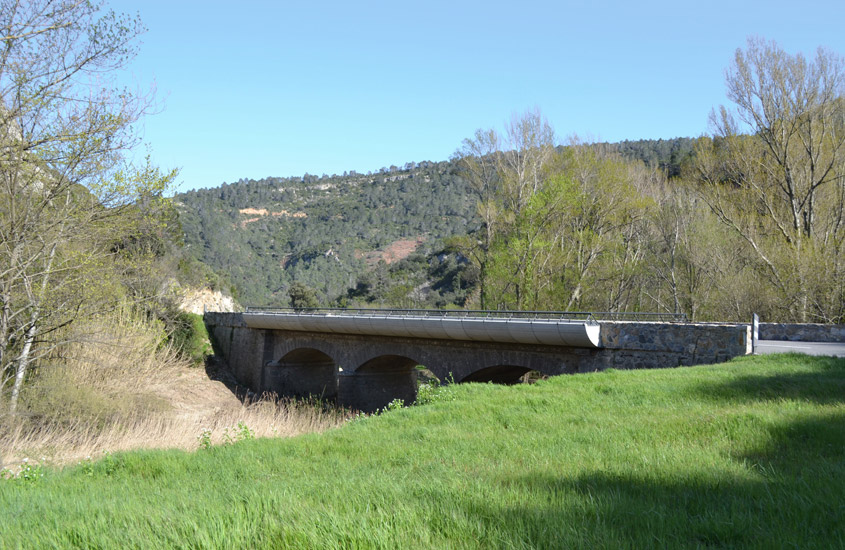 Modification des plateformes de ponts pour largissement de la route entre Carcassonne et Lagrasse, dans le site naturel class des gorges de l'Alzou, ralisation d'ouvrages en bton coffr prfabriqus avec maintien du tablier en pierre de taille.