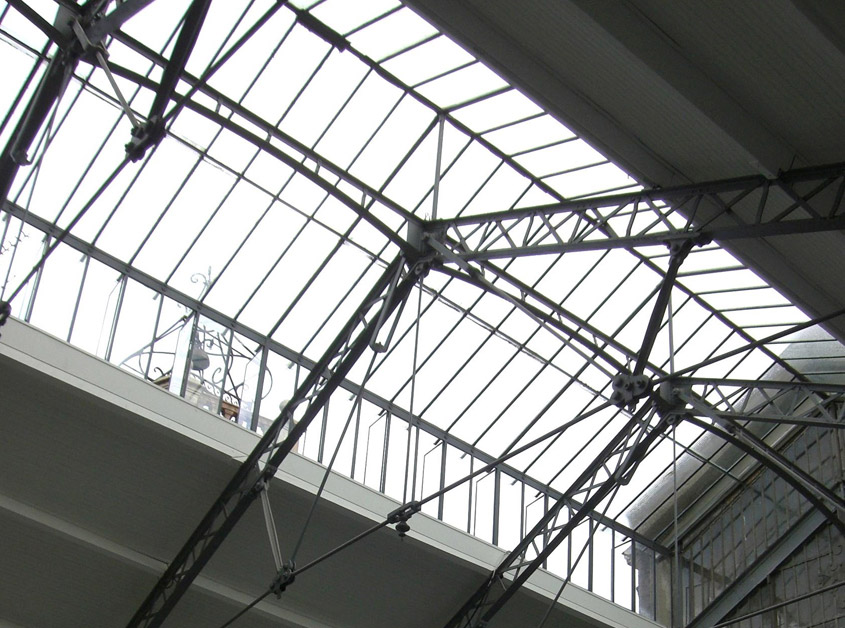 Restauration de la verrière XIX°, des couvertures et des plafonds des bas cotés.
L'Hôtel Pams est partiellement classé au titre des Monuments Historiques.