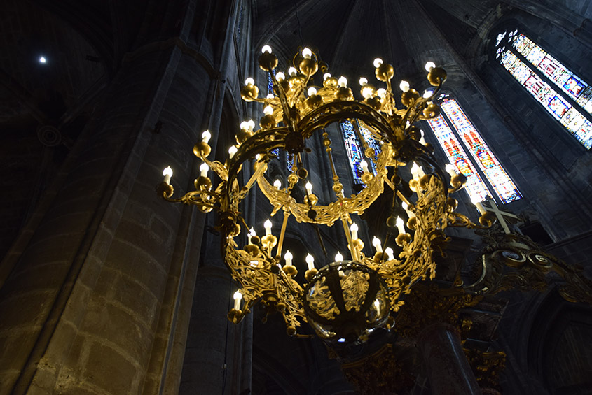 La commune de Narbonne a souhaité engager des travaux dans l'ancienne Cathédrale Saint-Just et Saint-Pasteur, édifiée à partir de 1272, et propriété de la ville. Les travaux ont porté sur la mise aux normes générales de l'électricité, et une mise en valeur lumineuse des intérieurs qui ont permis la restauration et la création de lustre.