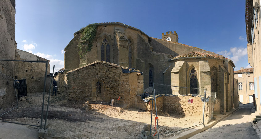 Les travaux de dgagement du chevet de l'glise Saint-Michel, proprit communale, se terminent  Conques-sur-Orbiel (11) afin de permettre l'intervention des services d'archologie prventive au mois de novembre.